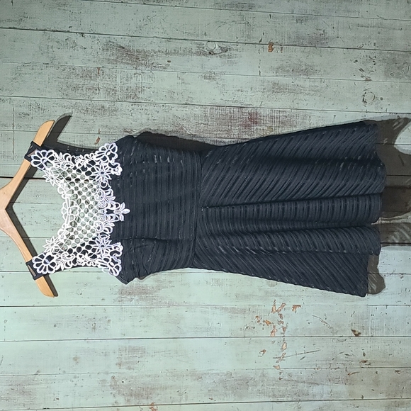 VENUS Dresses & Skirts - Venus black and lace dress